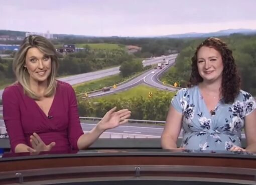 بإصرار مذهل.. مذيعة تواصل تقديم الأخبار رغم آلام المخاض!