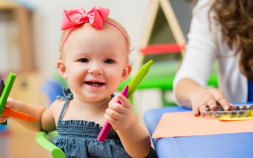 كيف تختارين الأنشطة التعليمية والترفيهية المثالية لتنمية مهارات طفلك في كل مرحلة عمرية؟ دليلك الشامل للأمهات!