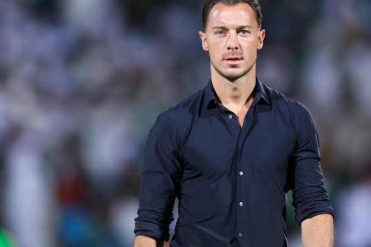 نهاية غير متوقعة: يايسله يُعلن الرحيل عن الأهلي وسط ذهول الأنصار!