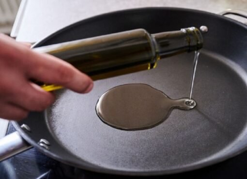 تنبيه عاجل: زيت الطبخ في مطبخك قد يتحول إلى مادة سامة.. تعرف على العلامات!