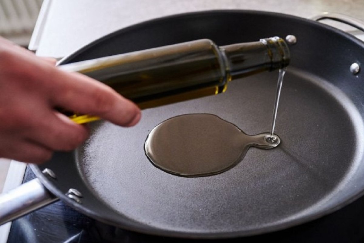 تنبيه عاجل: زيت الطبخ في مطبخك قد يتحول إلى مادة سامة.. تعرف على العلامات!