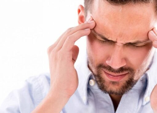 الكشف عن الجاني الصامت: فيتامين واحد نقصه يسبب آلامًا مبرحة في الرأس والساقين.. لا تتجاهله!