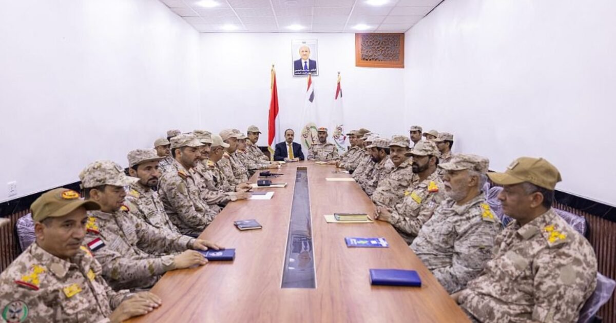 في خطوة غير مسبوقة: وزير يمني يتفقد جبهات القتال بنفسه!