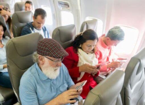 سر لم يخبرك به أحد.. ماذا يحدث لهاتفك أثناء الطيران؟