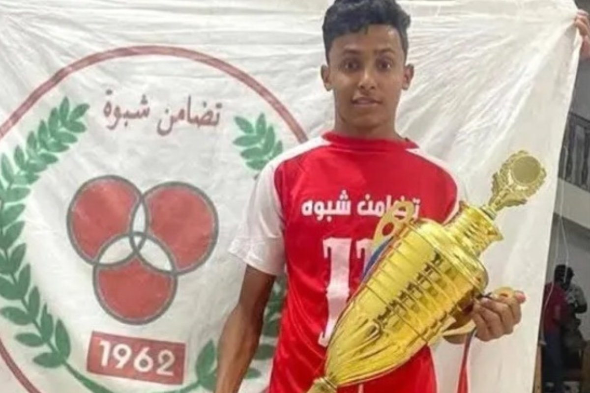 رحيل مفاجئ .. وفاة لاعب يمني اثناء التدريب تهز الوسط الرياض