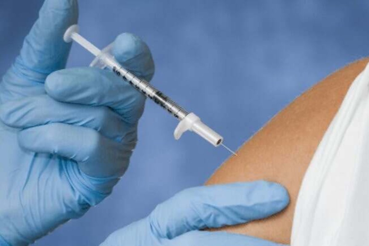 خبر هام لحجاج 1446: وزارة الصحة السعودية تُقرّ 3 لقاحات أساسية وإلزامية قبل أداء المناسك!