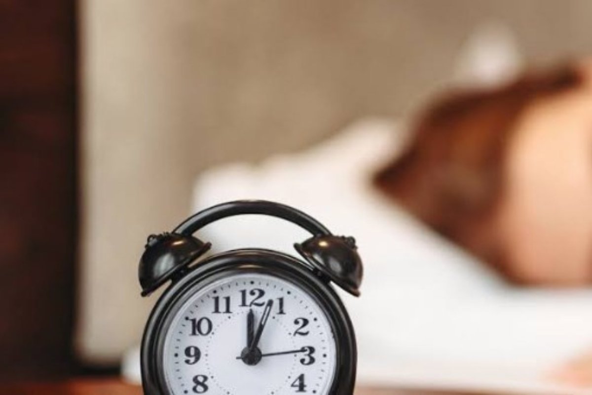 احذر..الاستيقاظ المفاجئ على صوت المنبه… خطر خفي يهدد صحة قلبك!