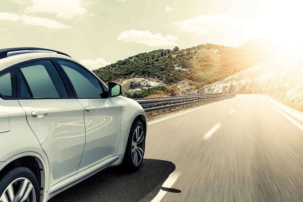 كيف تقود بأقل تكلفة؟ 7 أسرار لتوفير الوقود ستغيّر عاداتك على الطريق