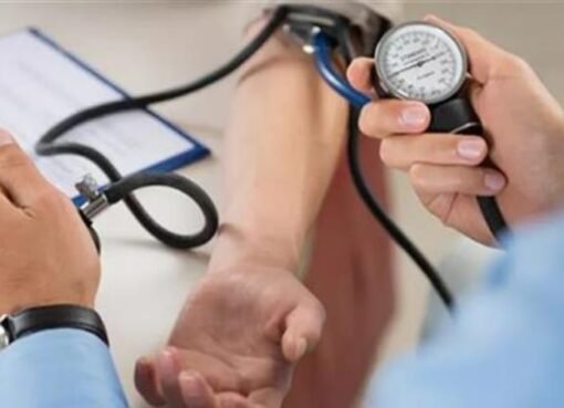 احذر مشروب شائع قد يهدد صحتك بدلاً من تحسينها!