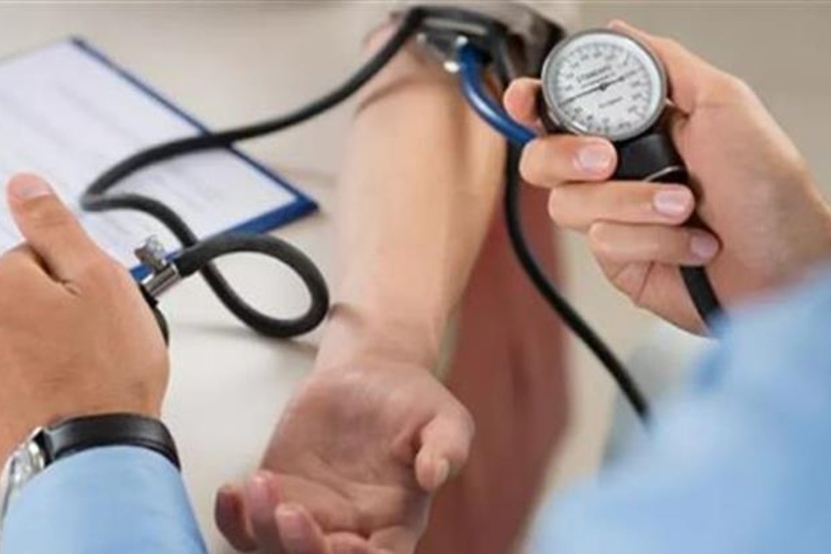 احذر مشروب شائع قد يهدد صحتك بدلاً من تحسينها!