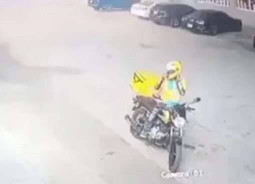 اعتداء صادم على عامل توصيل: القبض على متهمين يمنيين وسعوديين في واقعة سرقة