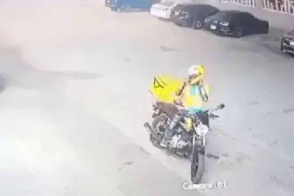 اعتداء صادم على عامل توصيل: القبض على متهمين يمنيين وسعوديين في واقعة سرقة