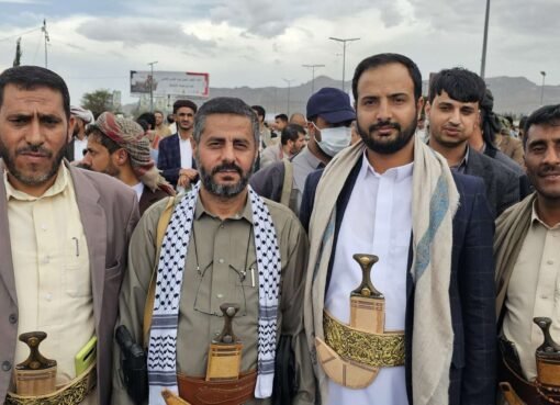 الحوثي يظهر في ميدان السبعين مع قيادات بارزة: ماذا يعني هذا الظهور؟"