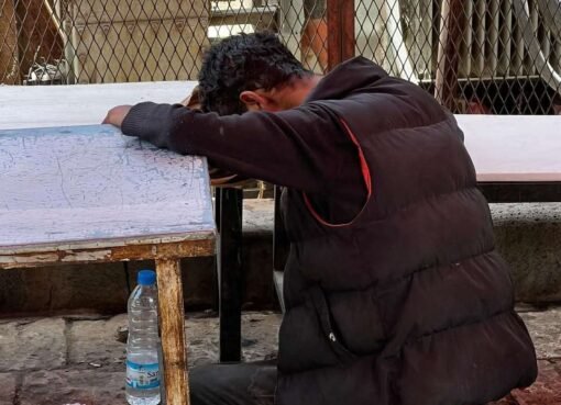 من هو الشاب النائم في شوارع صنعاء؟ قصة لم تُروَ بعد!