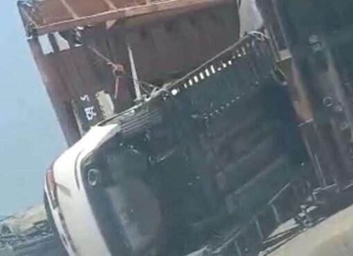 حادث مروع: انقلاب قاطرة تحمل سيارات حديثة في عدن