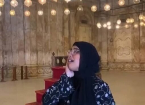مصر.. فتاة تؤذن في مسجد أثري وتثير جدلًا واسعًا