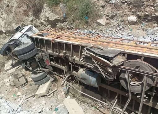 غفوة قاتلة: النوم يقلب قاطرة في لحج ويُدخل السائق في دائرة الخطر!