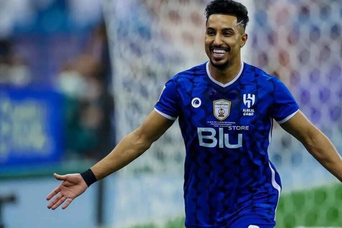 زوجة سالم الدوسري تخطف الأنظار بدعمها اللافت في مسيرته الكروية