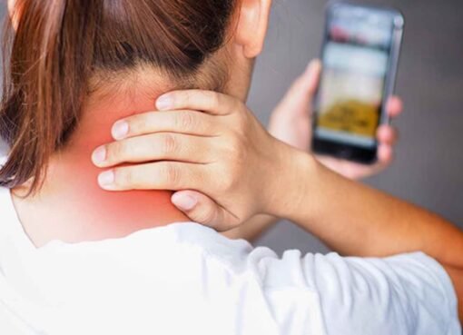متلازمة الرأس المتدلي: 5 ساعات يوميًا على الجوال تشوه رقبة شاب وتهدد صحتك!