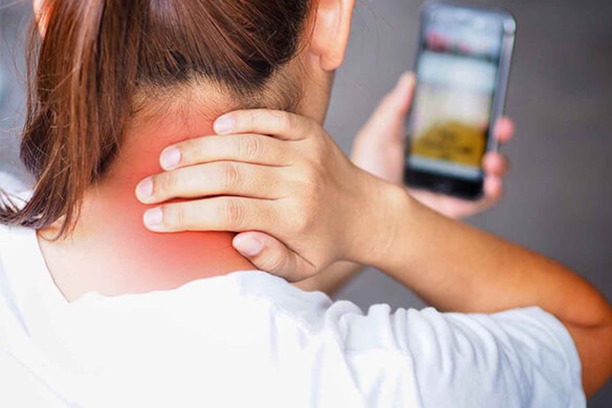 متلازمة الرأس المتدلي: 5 ساعات يوميًا على الجوال تشوه رقبة شاب وتهدد صحتك!