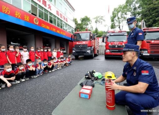 🇨🇳 الصين تذهل العالم باختراع شاحنة إطفاء بمقودين تسير للأمام والخلف بسهولة