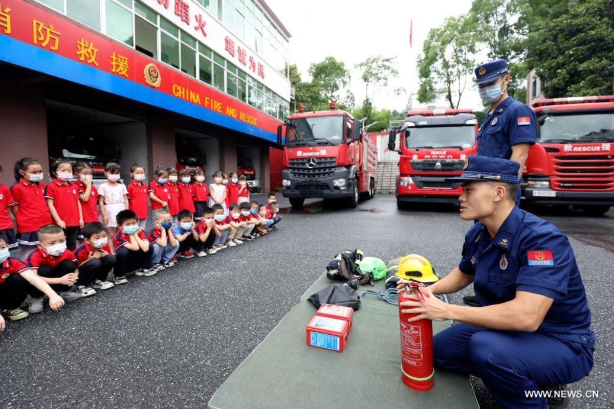 🇨🇳 الصين تذهل العالم باختراع شاحنة إطفاء بمقودين تسير للأمام والخلف بسهولة