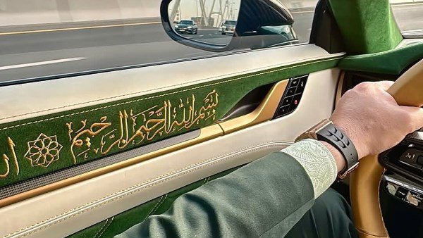 بورش بنكهة روحانية: سيارة فاخرة مزينة بآيات القرآن بسعر مذهل!