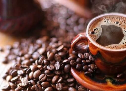 الكافيين يغيّر المزاج صباحًا: دراسة تكشف التوقيت المثالي للتأثير