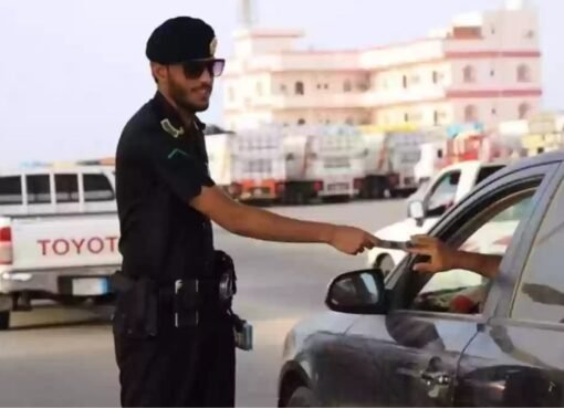 دقائق قد تودي بحياته... غرامة على من يترك طفله داخل السيارة!