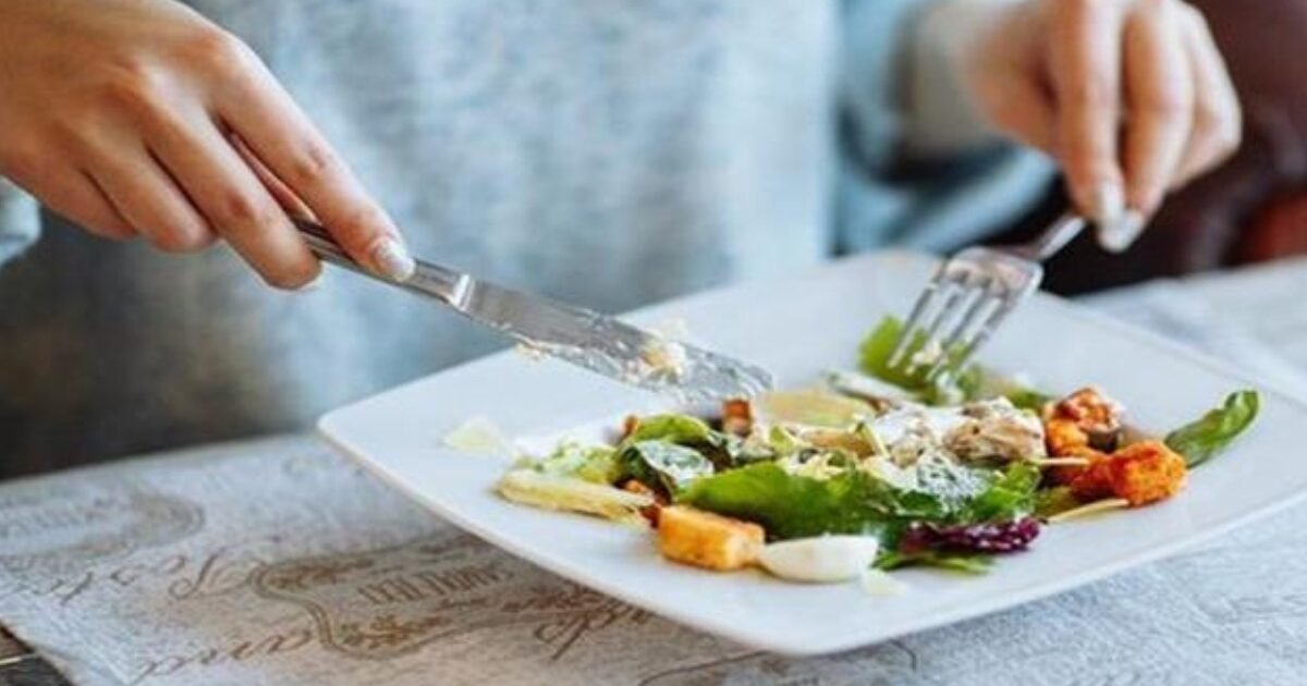 متى يصبح العشاء خطرا على قلبك؟..خبير يحذر من تناول الطعام في هذا التوقيت