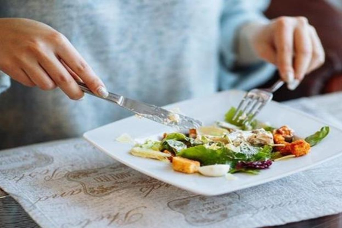 متى يصبح العشاء خطرا على قلبك؟..خبير يحذر من تناول الطعام في هذا التوقيت