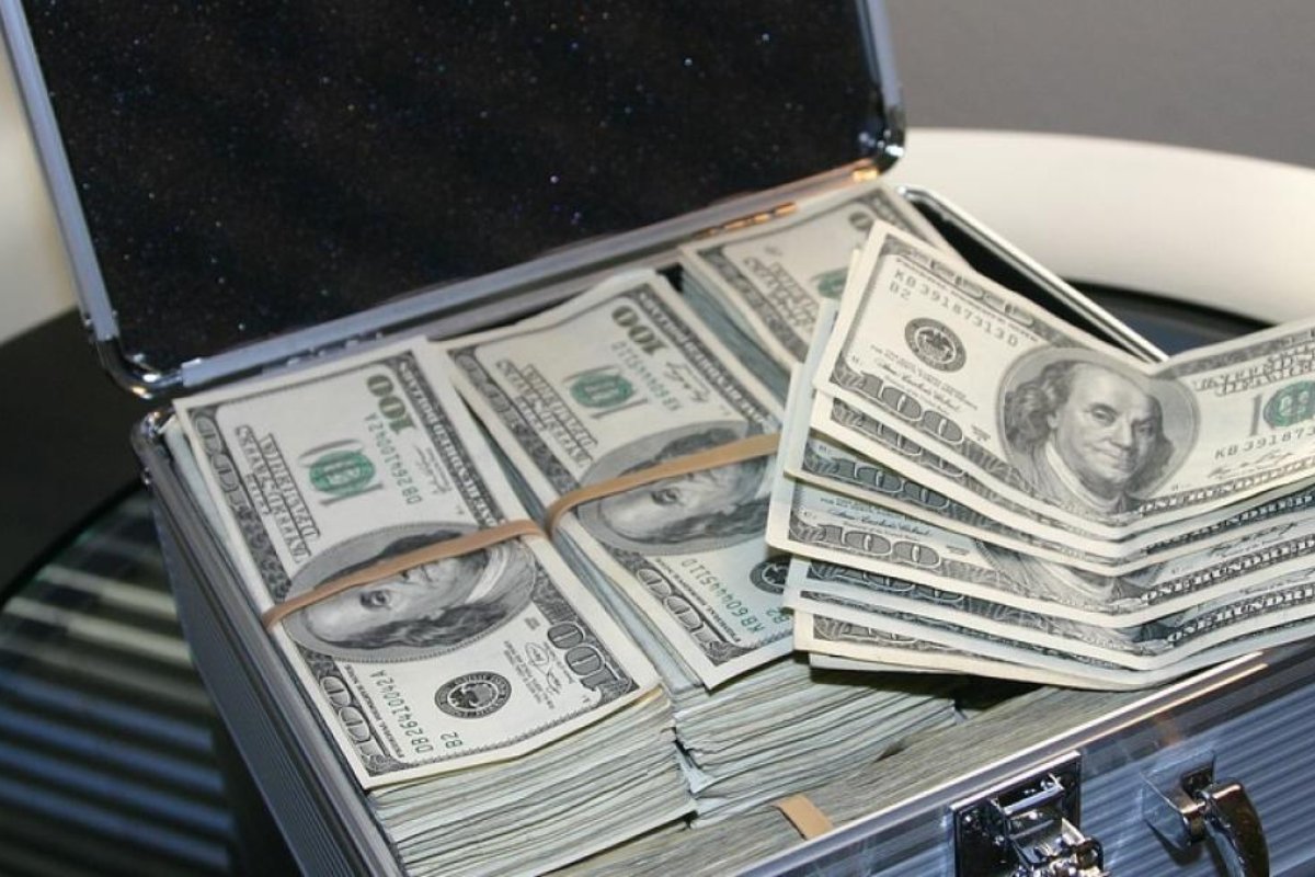 وداعًا للخليج؟ اكتشف الدولة التي تمنح عمالتها "غير المتعلمة" 5 آلاف دولار شهريًا!