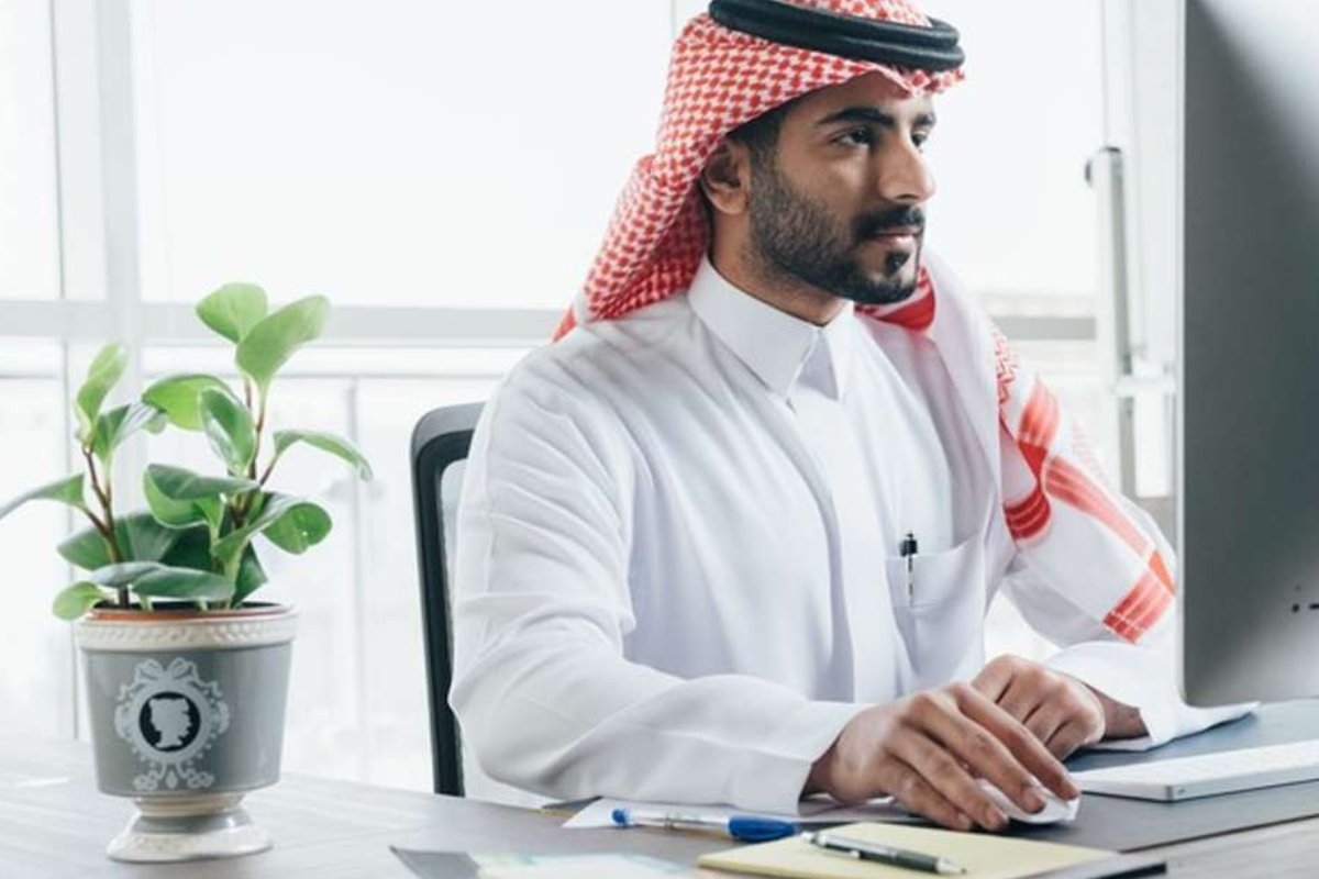 حلم يتحقق! السعودية تقر نظام الأربعة أيام عمل أسبوعيًا… استعد لعطلة أطول!