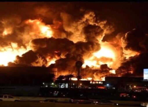 عاجل.. غارات إسرائيلية تدمر ميناء الحديدة ومصنع باجل