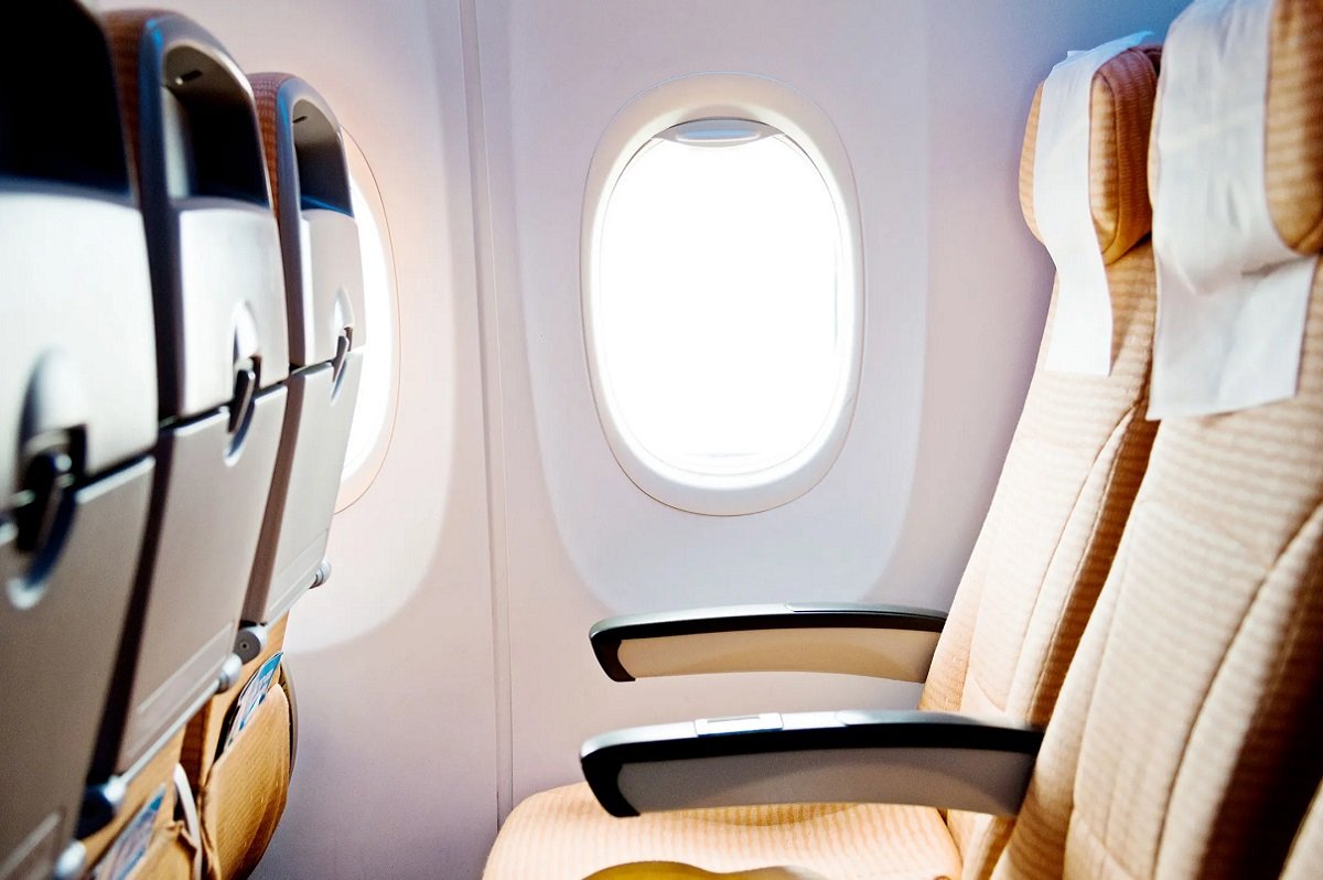 أسوأ مقعد على متن الطائرة: إذا وجدت نفسك فيه، فكر مرتين قبل الإقلاع!