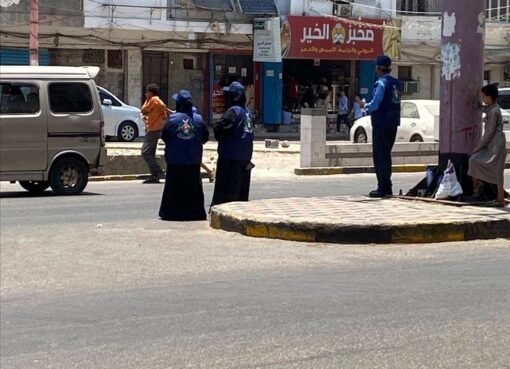 مشاركة نسائية مميزة في عدن: فتيات ينظمن حركة المرور خلال أسبوع المرور العربي