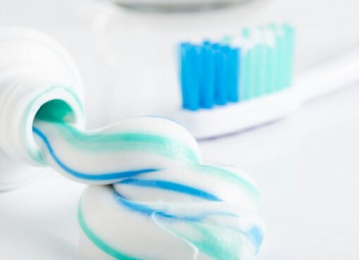 نمو أطفالنا في خطر؟ تحقيق مثير للقلق يكشف عن وجود سموم عصبية في معاجين أسنان شهيرة تباع في الأسواق