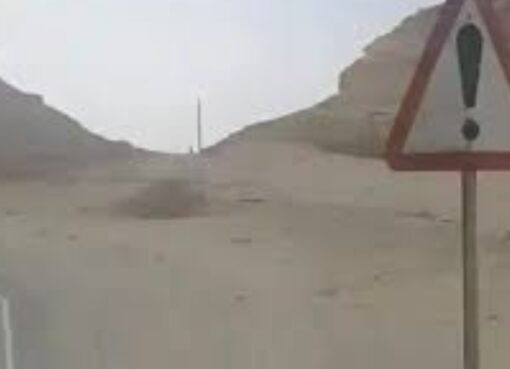ماذا تعني؟ علامة مرورية غير مألوفة تظهر فجأة في صحاري السعودية والخليج!
