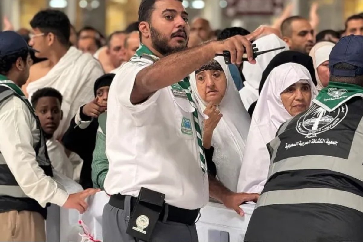 دموع الفرح: مشهد مؤثر لحاجة يمنية تصل السعودية قادمة من صنعاء
