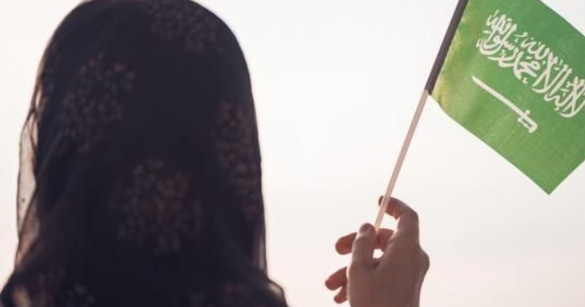لحظة محرجة على الهواء.. إعلامية سعودية تكشف المستور أمام المذيع والضيوف!