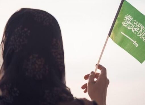 لحظة محرجة على الهواء.. إعلامية سعودية تكشف المستور أمام المذيع والضيوف!