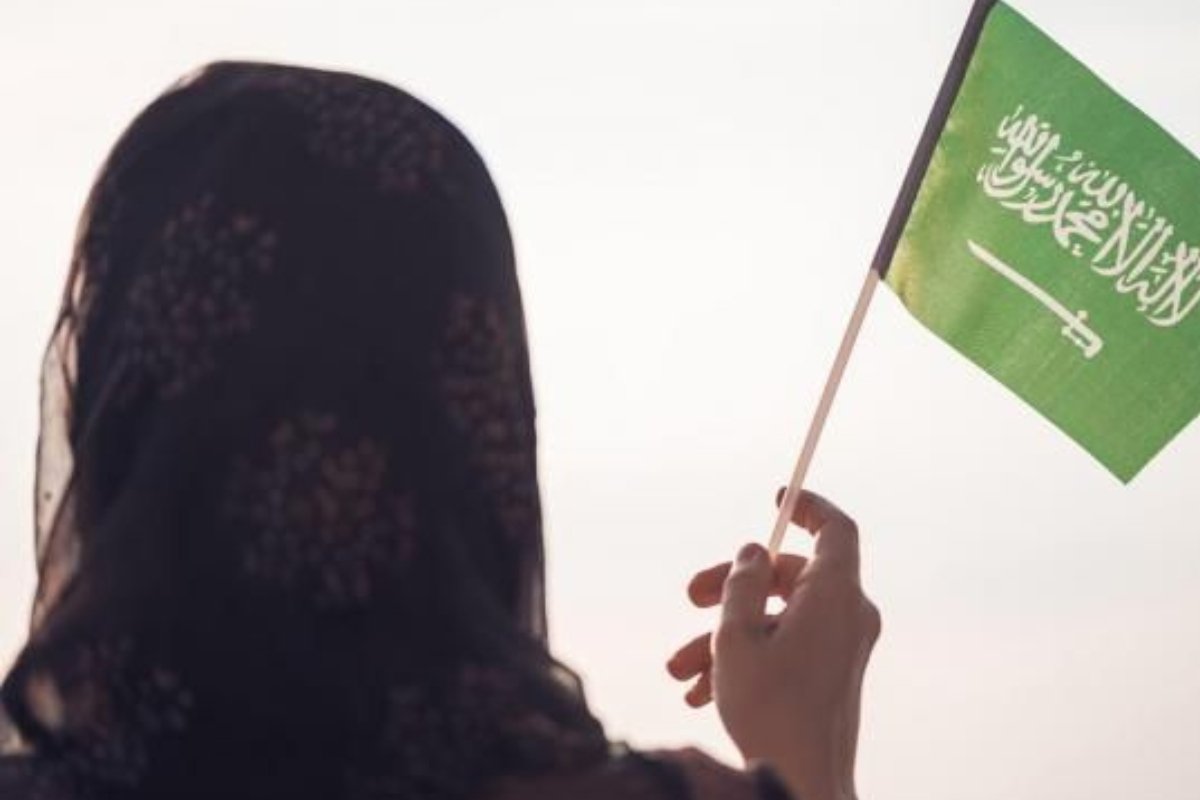 لحظة محرجة على الهواء.. إعلامية سعودية تكشف المستور أمام المذيع والضيوف!