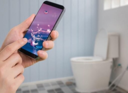 تحذير صحي خطير: استخدام الهاتف في الحمام قد يُكلّفك أكثر مما تتوقع