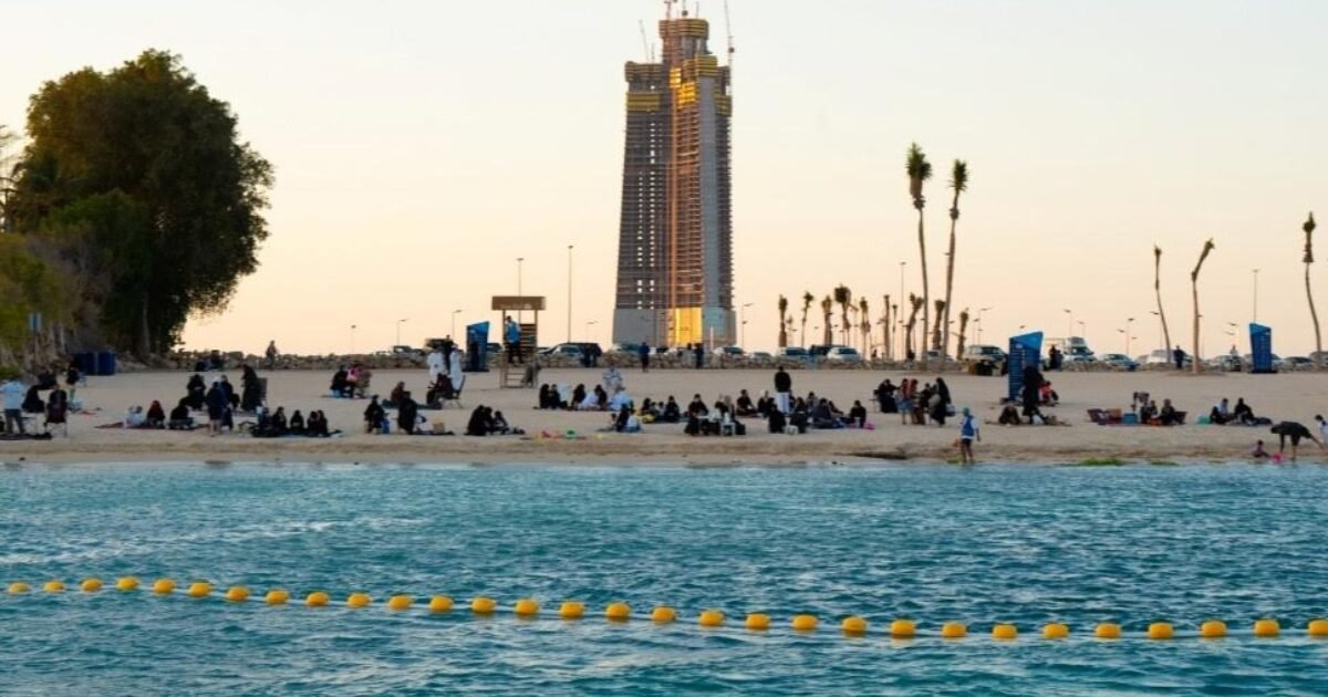 جدة تُدهش العالم: شاطئ المستقبل يظهر كوجهة سياحية عالمية الجمال