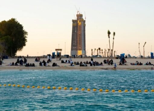 جدة تُدهش العالم: شاطئ المستقبل يظهر كوجهة سياحية عالمية الجمال