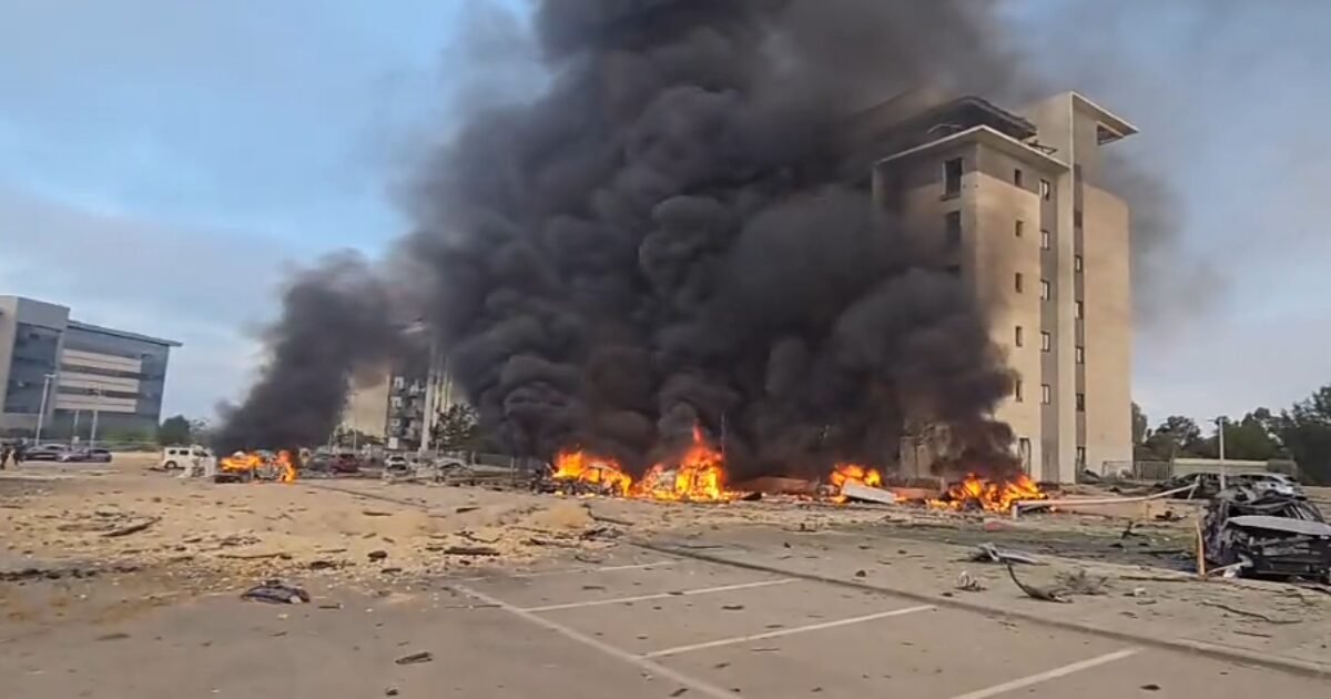 تصعيد خطير: بئر السبع تستيقظ على سقوط صاروخ إيراني على مبنى مدني.. فيديو يوثق اللحظة