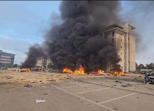 تصعيد خطير: بئر السبع تستيقظ على سقوط صاروخ إيراني على مبنى مدني.. فيديو يوثق اللحظة تصعيد خطير: بئر السبع تستيقظ على سقوط صاروخ إيراني على مبنى مدني.. فيديو يوثق اللحظة