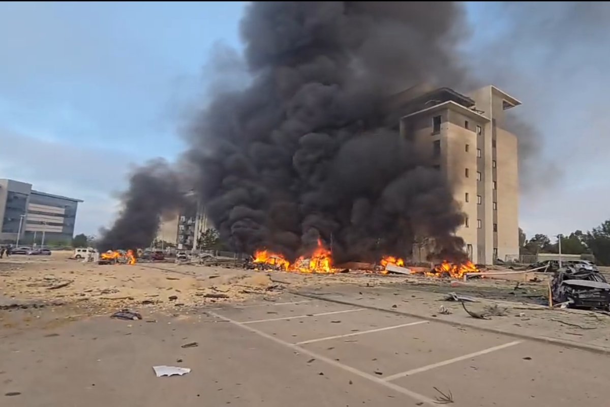 تصعيد خطير: بئر السبع تستيقظ على سقوط صاروخ إيراني على مبنى مدني.. فيديو يوثق اللحظة