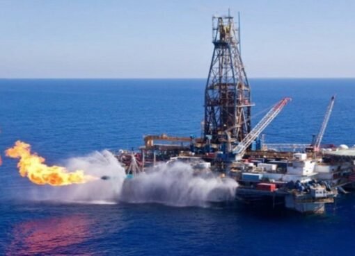 مفاجأة القرن: دولة "نائمة" تكشف عن أكبر حقل نفط في تاريخها!