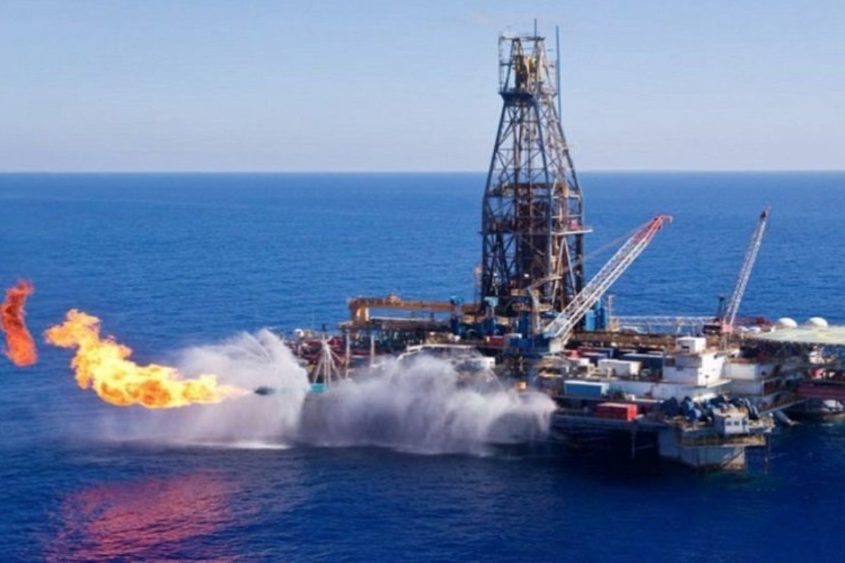 مفاجأة القرن: دولة "نائمة" تكشف عن أكبر حقل نفط في تاريخها!